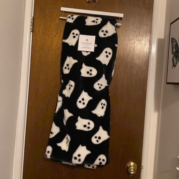 NWT Storehouse Ghost Blanket - Picture 1 of 5